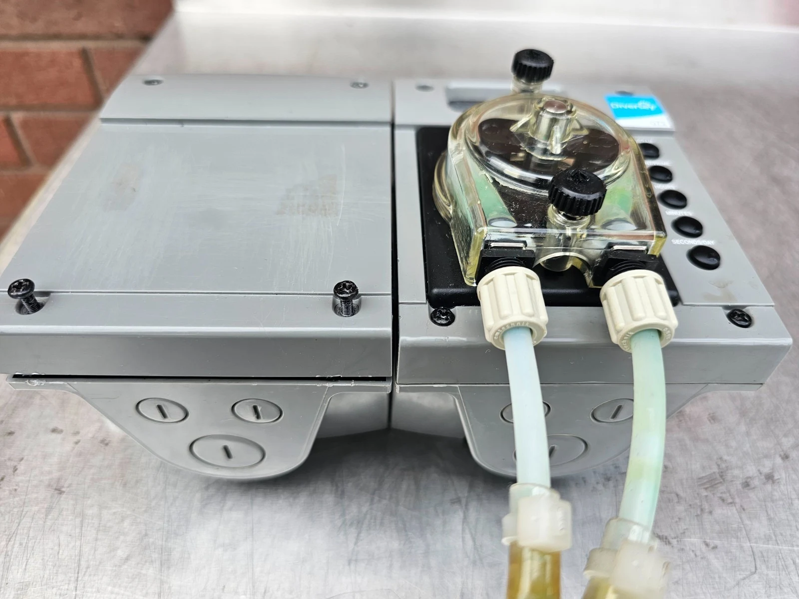 Diversey GTS/6V Battery-Powered Drain Management Dosing Dispenser — photograph 1