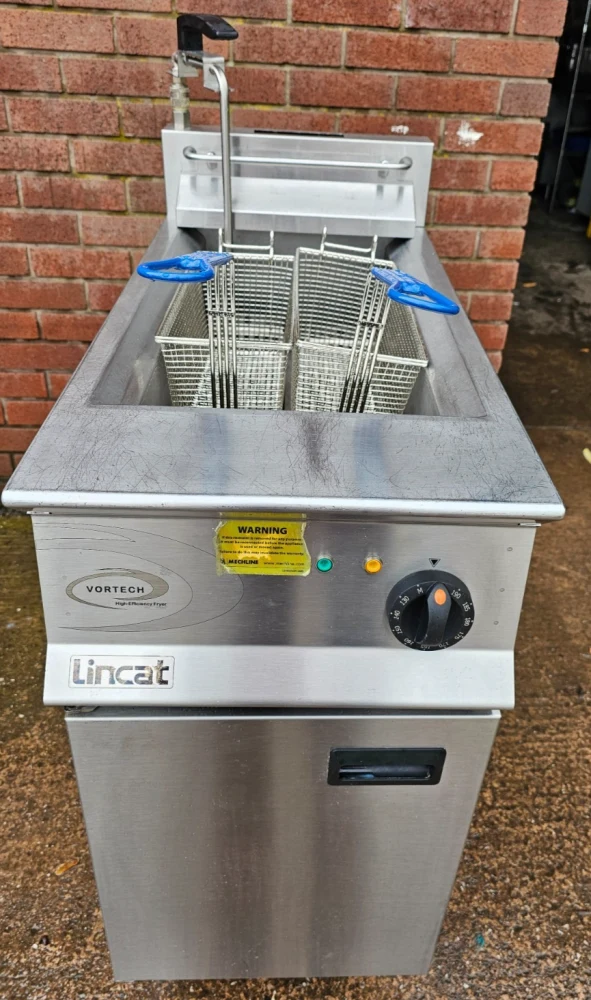 Lincat Vortech OG8115/OP/N 16 L Natural Gas Double Basket Fryer with Pumped Filtration